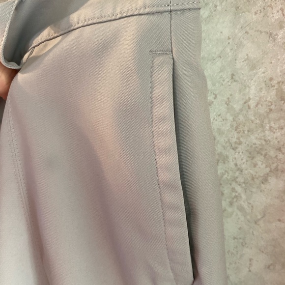 IZOD GOLF/PICKLEBALL/TENNIS KHAKI‎ SKORT
2 Side Pockets- large
Zipper front - Picture 7 of 15